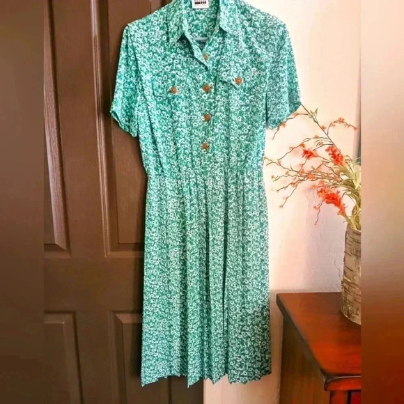 Leslie Fay floral short-sleeve pleated maxi dress in soft green - Picture 2 of 8